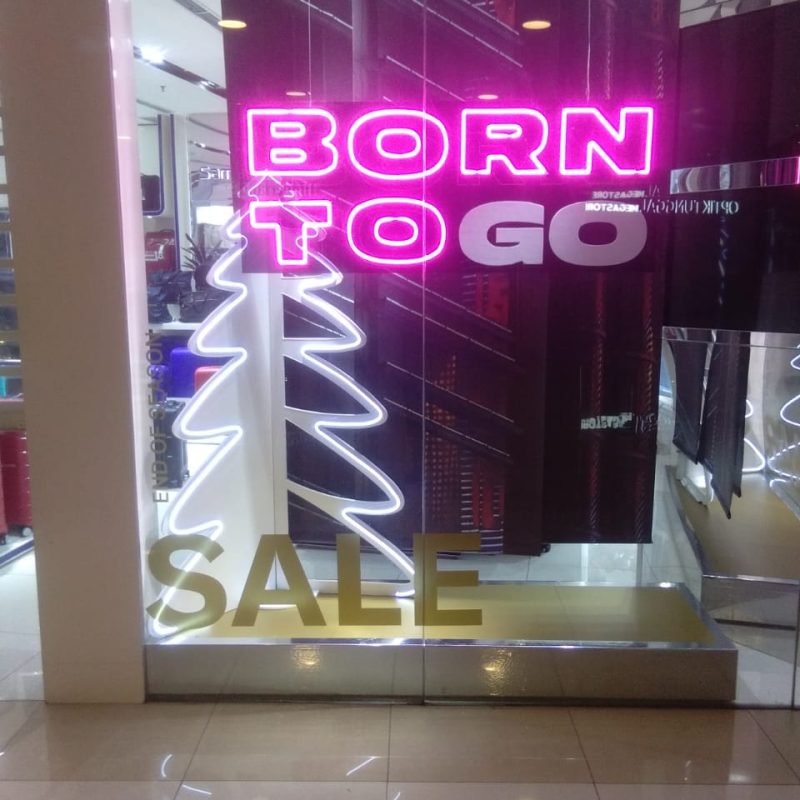 Window Samsonite Christmas _ Born To Go